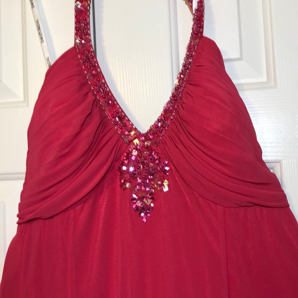 ⬇️David’s Bridal Fuchsia Halter Neck Evening Gown